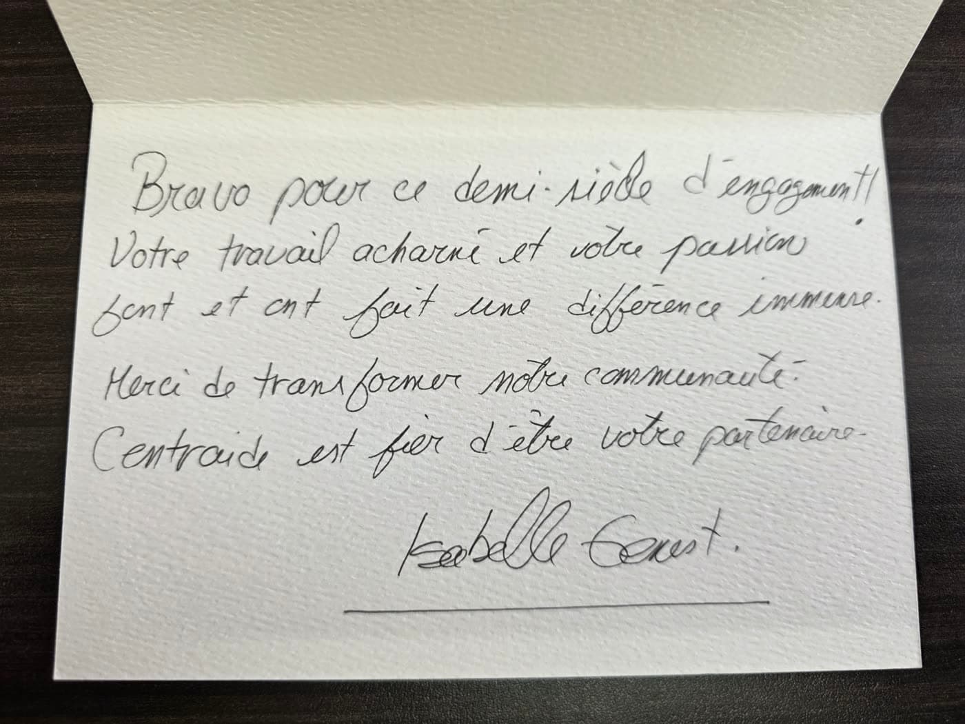 Mot manuscrit: « Bravo pour ce demi-siècle d'engagement! Votre travail acharné et votre passion font et ont fait une différence immense. Merci de transformer notre communauté. Centraide est fier d'être votre partenaire. »